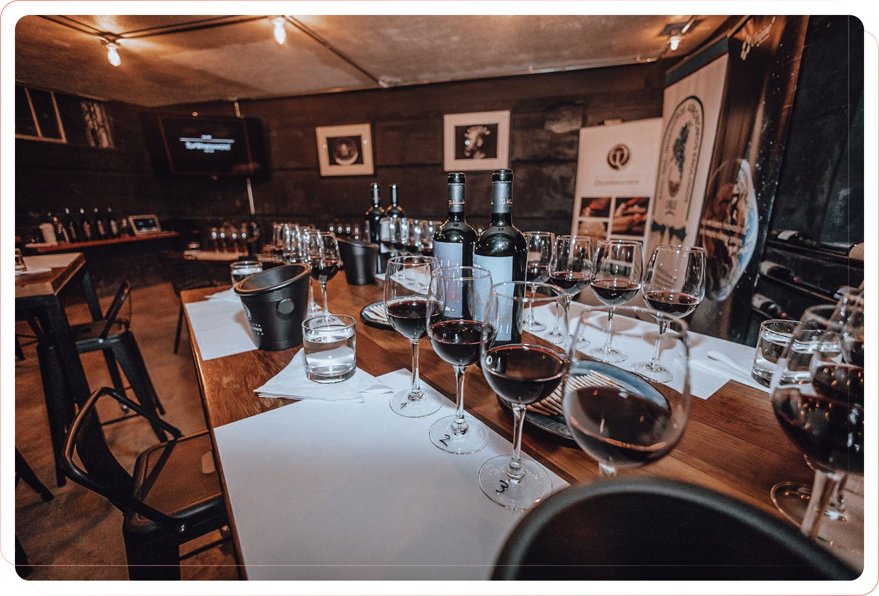 Cava de Casa Nevería con copas y vinos